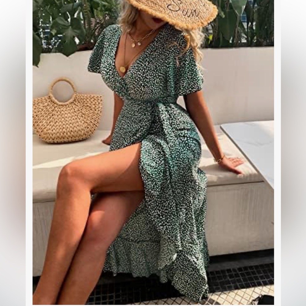 Cupshe Flared Sleeve V-neck Ditsy Dress